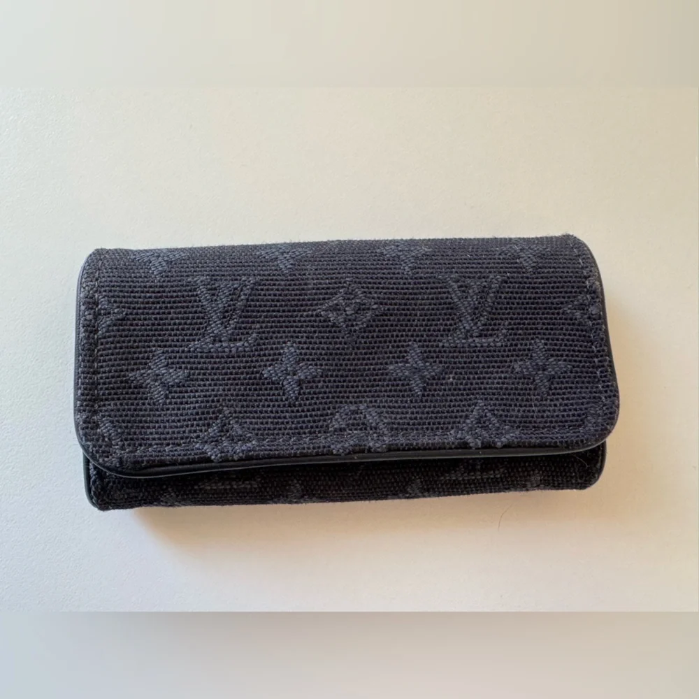 Louis Vuitton Black Monogram Key Holder -EUC with COA and LV dust bag